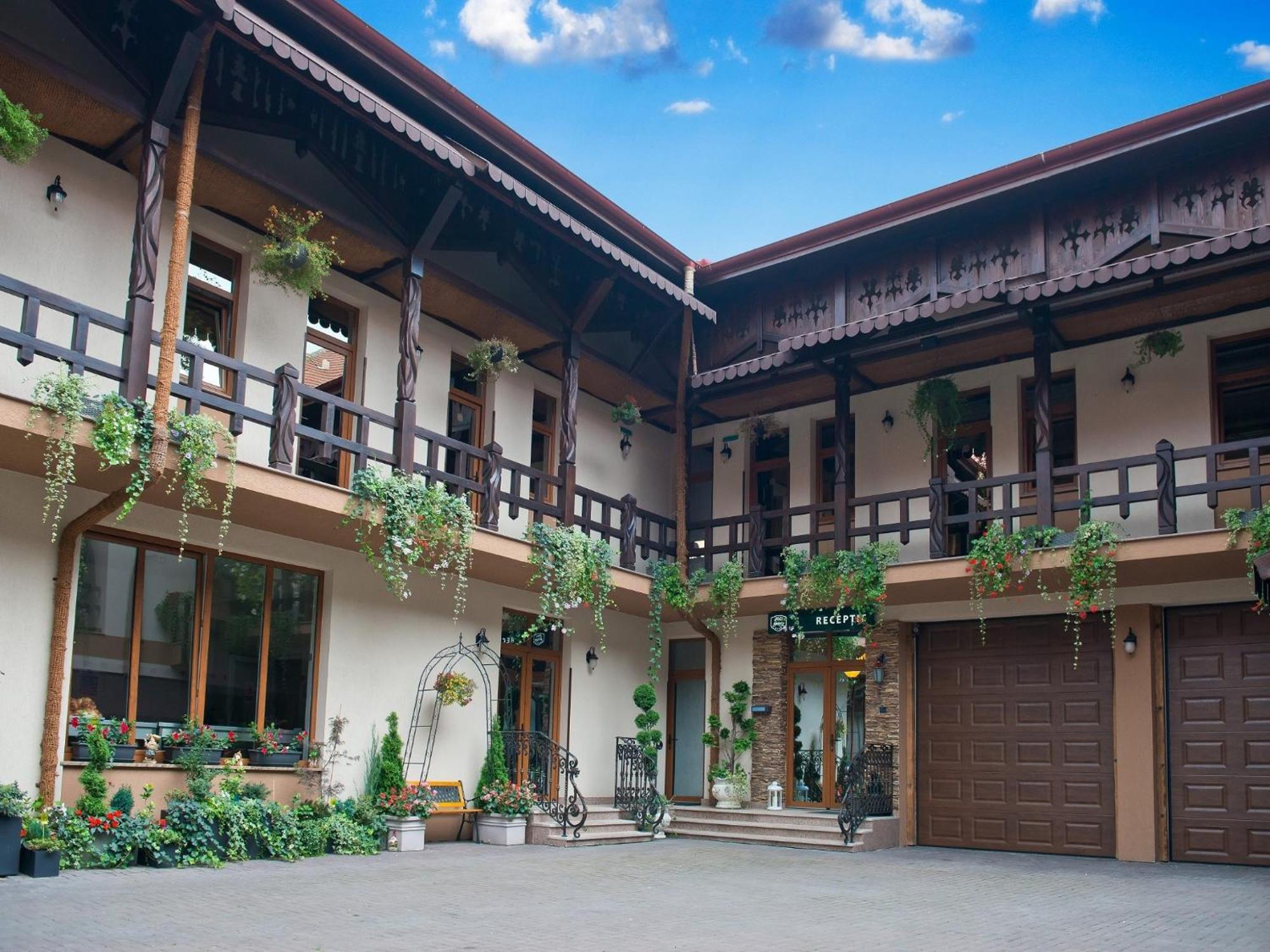 Hotel Galany Rădăuţi Esterno foto